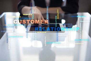 Müşteri ilişkisi yönetimi kavramı sanal ekran üzerinde. Kelime bulutu