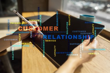 Müşteri ilişkisi yönetimi kavramı sanal ekran üzerinde. Kelime bulutu