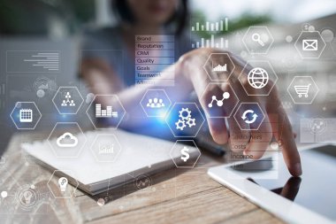 İş ve teknoloji kavramı. Grafikler ve sanal ekran arka planı simgeleri