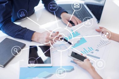 Bulut teknoloji. Veri depolama. Ağ ve Internet hizmet anlayışı.