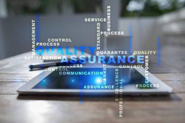 Kalite güvencesi kavramı sanal ekran üzerinde. İş kavramı. Kelime bulutu.