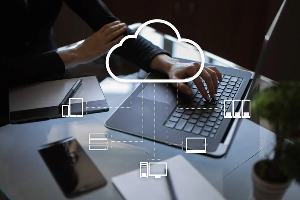 Cloud technologie. Gegevensopslag. Netwerken en internet dienstverleningsconcept — Stockfoto