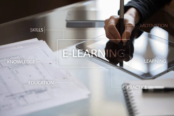 E-Learning på den virtuelle skærm. Internetuddannelseskoncept - Stock-foto