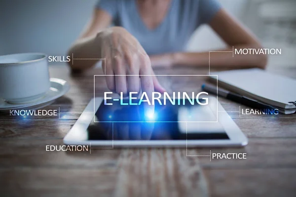 E-Learning en la pantalla virtual. Concepto de educación en Internet — Foto de Stock