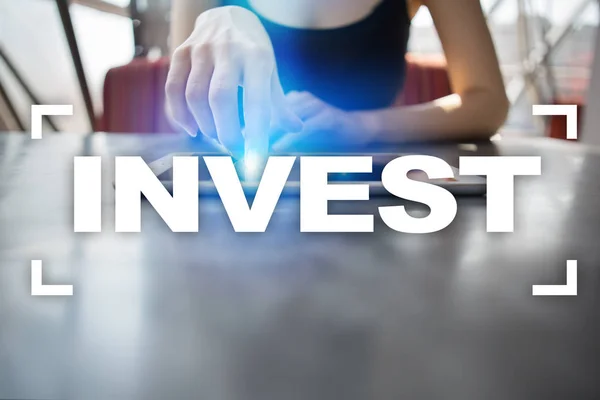 Invierte. Retorno de la inversión. Crecimiento financiero. Tecnología y concepto de negocio . —  Fotos de Stock