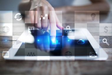 Sanal ekran arayüzü ile uygulamaları kutsal kişilerin resmi. Internet teknoloji kavramı.