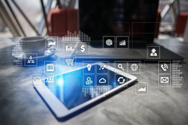 Sanal ekran arayüzü ile uygulamaları kutsal kişilerin resmi. Internet teknoloji kavramı.