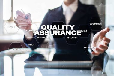 Kalite güvencesi kavramı sanal ekran üzerinde. İş kavramı