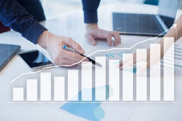 Diagram och grafer på virtuella skärmen. analys av data, finansiella tillväxt koncept. — Stockfoto