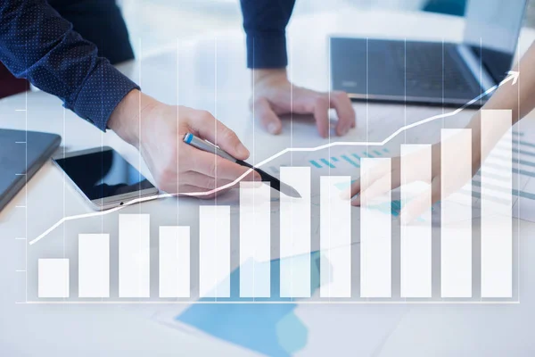 Diagrammi e grafici sullo schermo virtuale. analisi dei dati, concetto di crescita finanziaria . — Foto Stock