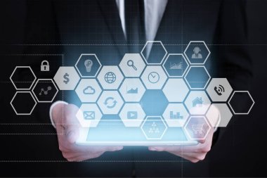 Sanal ekran arayüzü ile uygulamaları kutsal kişilerin resmi. Internet teknoloji kavramı.