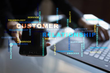 Müşteri ilişkisi yönetimi kavramı sanal ekran üzerinde. Kelime bulutu.