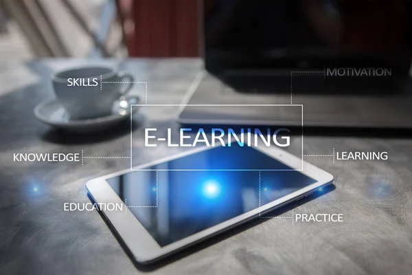 E-Learning บนหน้าจอเสมือน แนวคิดการศึกษาทางอินเทอร์เน็ต — ภาพถ่ายสต็อก