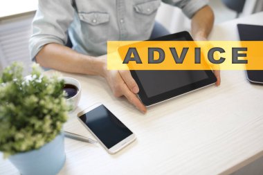 Sanal ekran tavsiye metni. İş kavramı, teknoloji ve internet.