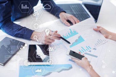 İş ve teknoloji kavramı. Grafikler ve sanal ekran simgeleri