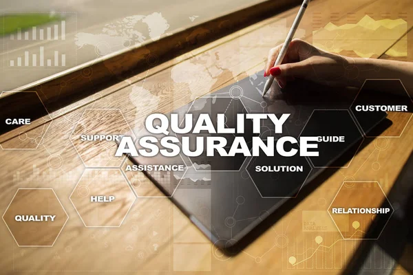 Concepto de garantía de calidad en la pantalla virtual. Concepto empresarial — Foto de Stock