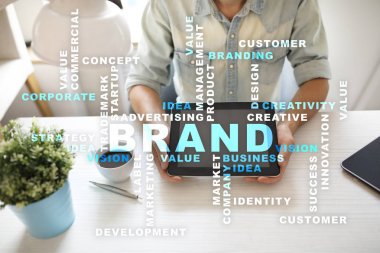 Marka kavramı sanal ekran üzerinde. İş kavramı. Kelime bulutu.