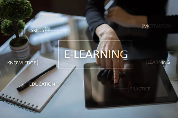 E-Learning en la pantalla virtual. Concepto de educación en Internet — Foto de Stock
