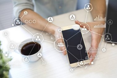 İnsanlar ağ. Organizasyon yapısı. Saatlik sosyal medya. Internet kavramı.