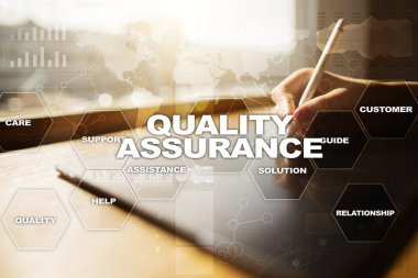 Kalite güvencesi kavramı sanal ekran üzerinde. İş kavramı