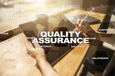 Kalite güvencesi kavramı sanal ekran üzerinde. İş kavramı