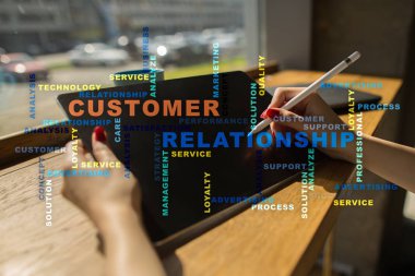 Müşteri ilişkisi yönetimi kavramı sanal ekran üzerinde. Kelime bulutu.