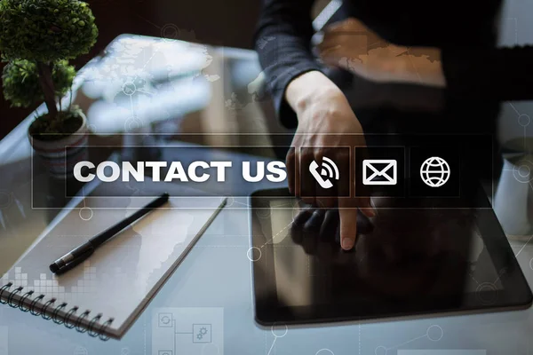 Kontakt z nami, przycisk i tekst na ekranie wirtualnych. Koncepcja biznesu i technologii — Zdjęcie stockowe
