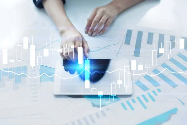 Diagrammi e grafici sullo schermo virtuale. Strategia aziendale, tecnologia di analisi dei dati e concetto di crescita finanziaria — Foto Stock