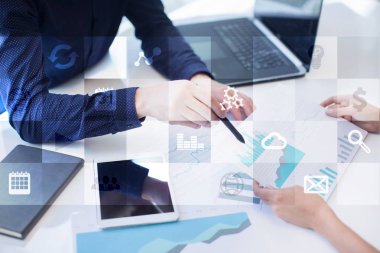 Sanal ekran arayüzü ile uygulamaları kutsal kişilerin resmi. Apps. Strateji planlama Internet teknoloji kavramı.