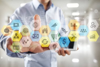 Renkli uygulamaları simgeler ve grafikler sanal ekran üzerinde. İş, internet ve teknoloji kavramı.