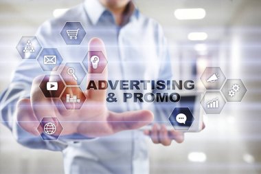 Avertising, pazarlama stratejisi. Simgeler ve grafikler sanal ekran üzerinde. İş, internet ve teknoloji kavramı