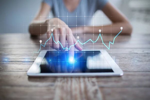 Diagramas e gráficos na tela virtual. Estratégia de negócios, tecnologia de análise de dados e conceito de crescimento financeiro . — Fotografia de Stock