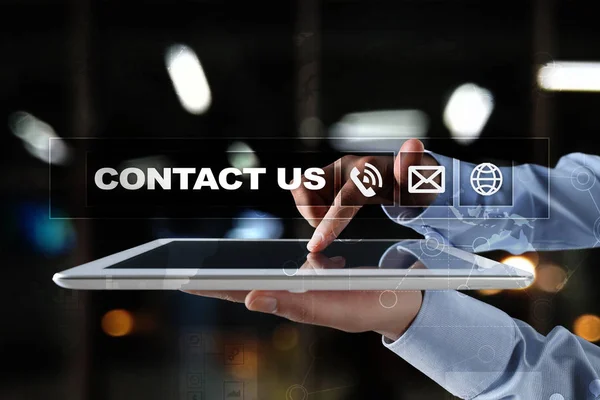 Επικοινωνήστε μαζί μας κουμπί και κείμενο στην εικονική οθόνη. Επιχειρήσεων και της τεχνολογίας έννοια. — Φωτογραφία Αρχείου