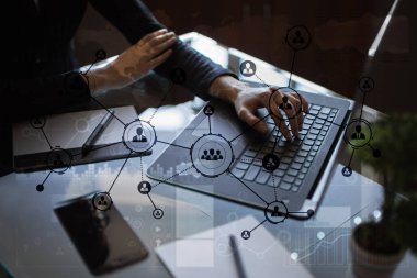 İnsanlar simgeler yapısı sosyal ağ. Saatlik insan kaynakları yönetimi. İş internet ve teknoloji kavramı.