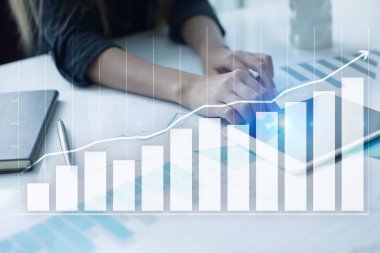 Diyagramlar ve grafikler sanal ekran üzerinde. İş stratejisi, veri analiz teknolojisi ve finansal büyüme kavramı.