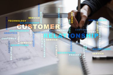 Müşteri ilişkisi yönetimi kavramı sanal ekran üzerinde. Kelime bulutu.