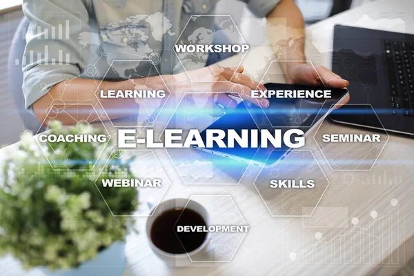 E-学习在虚拟屏幕上。互联网教育概念. — 图库照片