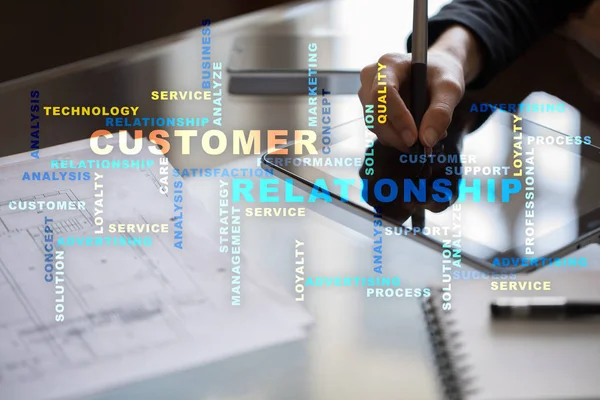 Müşteri ilişkisi yönetimi kavramı sanal ekran üzerinde. Kelime bulutu.