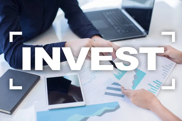 Investi. Rendimento dell'investimento. La crescita finanziaria. Tecnologia e concetto di business . — Foto Stock