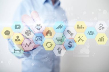 Renkli uygulamaları simgeler ve grafikler sanal ekran üzerinde. İş, internet ve teknoloji kavramı.