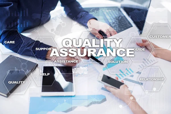 Kwaliteit garantie concept op het virtueel scherm. Bedrijfsconcept. — Stockfoto