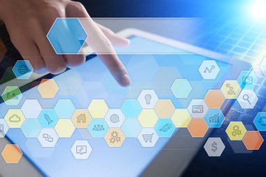 Renkli uygulamaları simgeler ve grafikler sanal ekran üzerinde. İş, internet ve teknoloji kavramı.