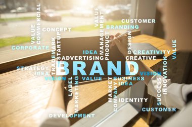 Marka kavramı sanal ekran üzerinde. İş kavramı. Kelime bulutu.