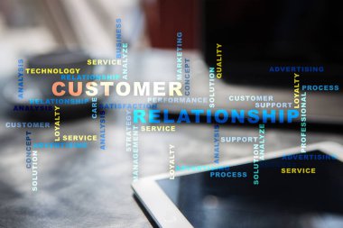 Müşteri ilişkisi yönetimi kavramı sanal ekran üzerinde. Kelime bulutu.