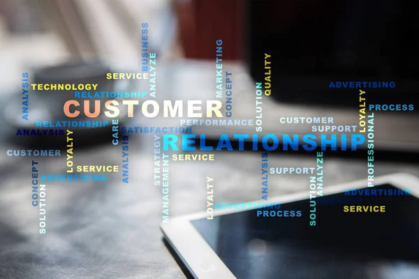 Müşteri ilişkisi yönetimi kavramı sanal ekran üzerinde. Kelime bulutu.