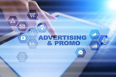 Avertising, pazarlama stratejisi. Simgeler ve grafikler sanal ekran üzerinde. İş, internet ve teknoloji kavramı.