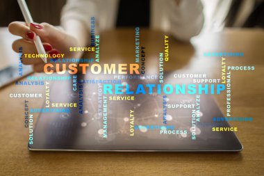 Müşteri ilişkisi yönetimi kavramı sanal ekran üzerinde. Kelime bulutu.