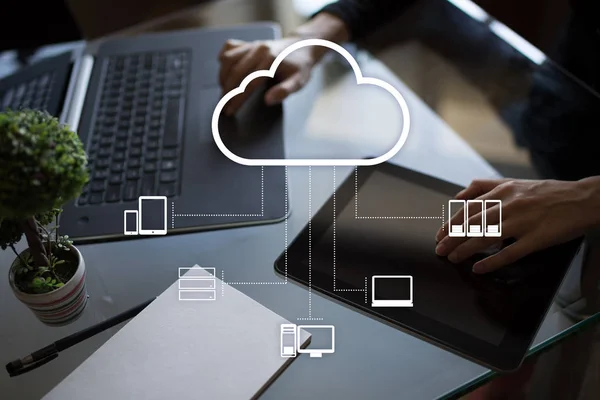 Cloud technologie. Gegevensopslag. Netwerken en internet dienstverleningsconcept. — Stockfoto