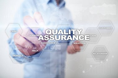 Kalite güvencesi kavramı sanal ekran üzerinde. İş kavramı.