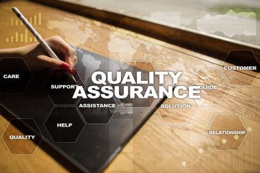 Kalite güvencesi kavramı sanal ekran üzerinde. İş kavramı.